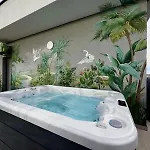 Aparthotel Bridge & Jacuzzi 3*