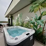 Bridge & Jacuzzi Aparthotel 3*