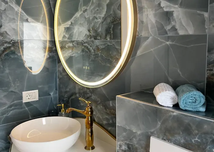 Bridge & Jacuzzi Appart hôtel 3*