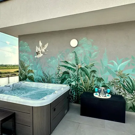 Bridge & Jacuzzi Appart hôtel 3*